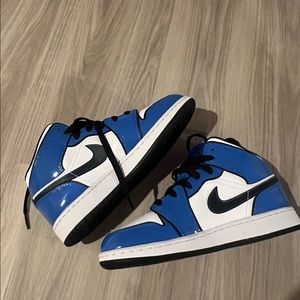 Jordan 1 mid Signal Blue